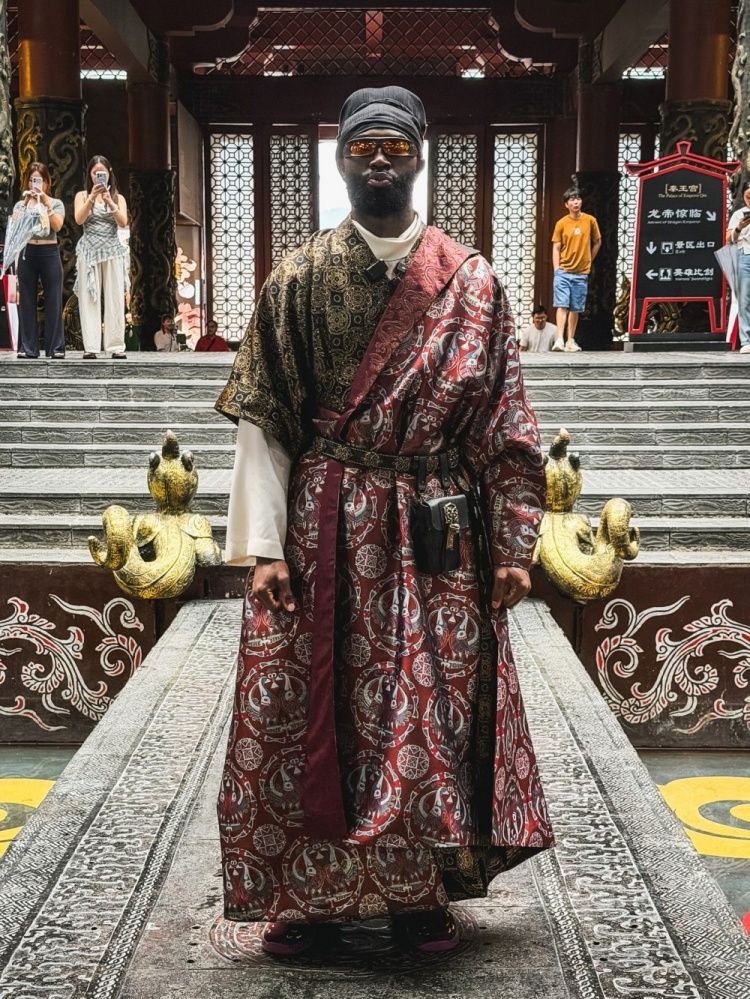 凯尔特人官推晒布朗横店古装照 配文直译中文“龙布朗” 凯尔特人官推晒布朗横店古装照 配文直译中文“龙布朗”