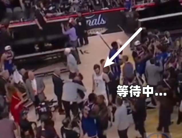 文班失投后离场 马刺仅三人与尼克斯致意