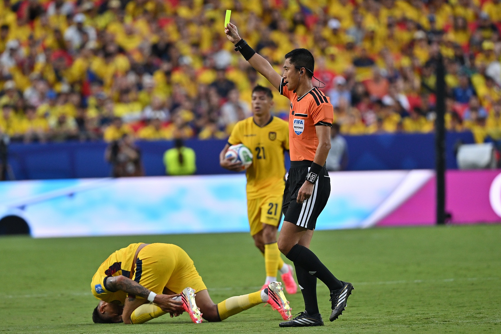 马宁世界杯主裁首秀获FIFA肯定:6黄控场零争议 马宁世界杯主裁首秀获FIFA肯定:6黄控场零争议