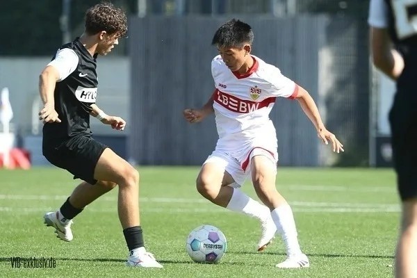 青岛西海岸签下德归中场谢初筠 曾获土伦杯最佳