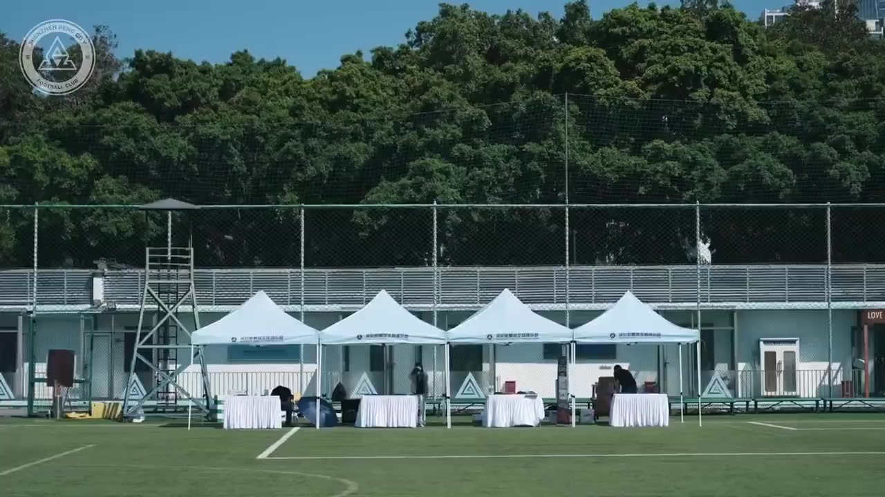 高温预警下海港开放日球迷到场破千 武磊签名90分钟