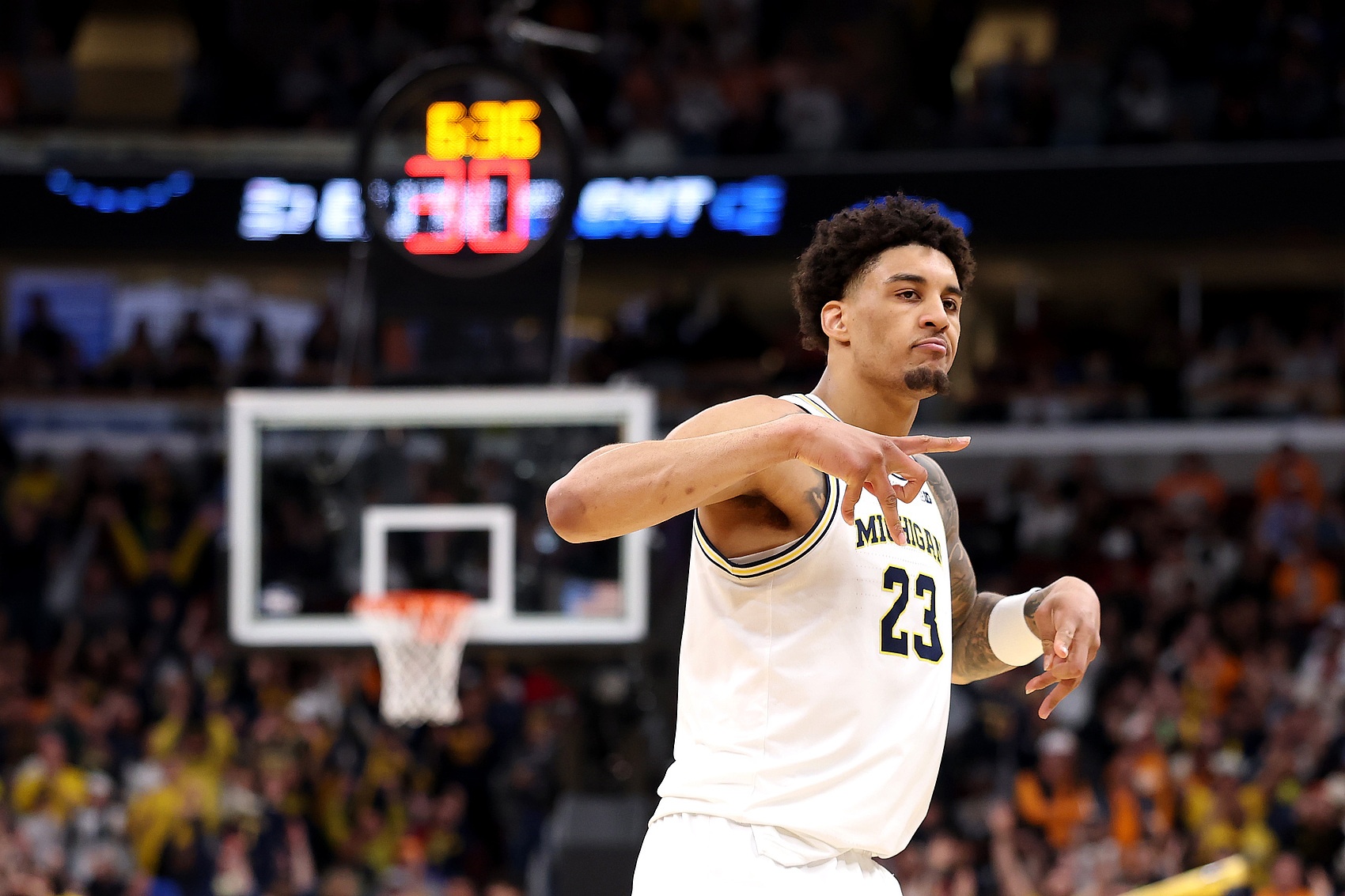 小邓利维回应11号秀年龄：他又不是38岁，阅历与年龄不匹配