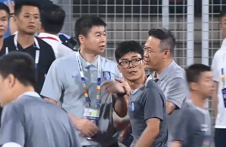 于根伟抗议补时不足染红 津门虎遭VAR绝杀后围堵裁判