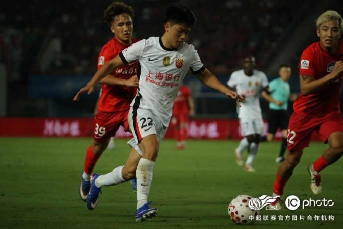 海港客场2比1逆转河南,克劳德替补头槌制胜 海港客场2比1逆转河南,克劳德替补头槌制胜