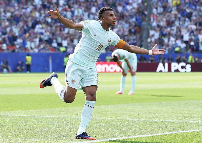 法国2-0摩洛哥:姆巴佩传射刷数据,德尚20分钟前已为半决赛留力