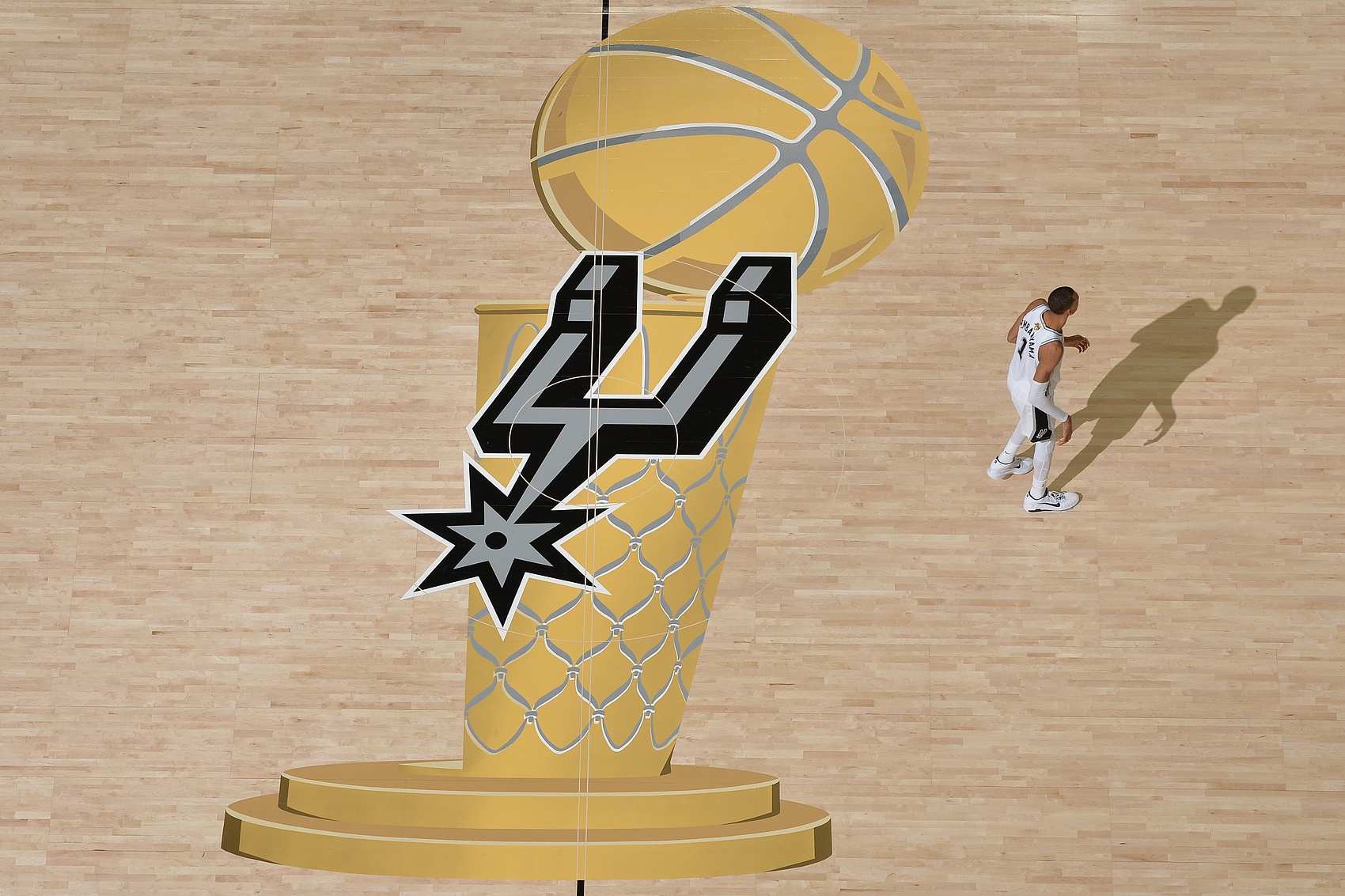 文班亚马5年2.52亿续约马刺 放弃超级顶薪效仿邓肯降薪传统