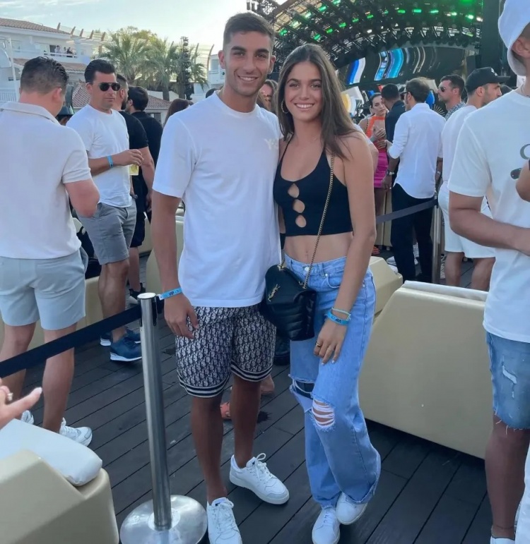 费兰女友是恩里克女儿兼马术骑手,已交往3年 费兰女友是恩里克女儿兼马术骑手,已交往3年