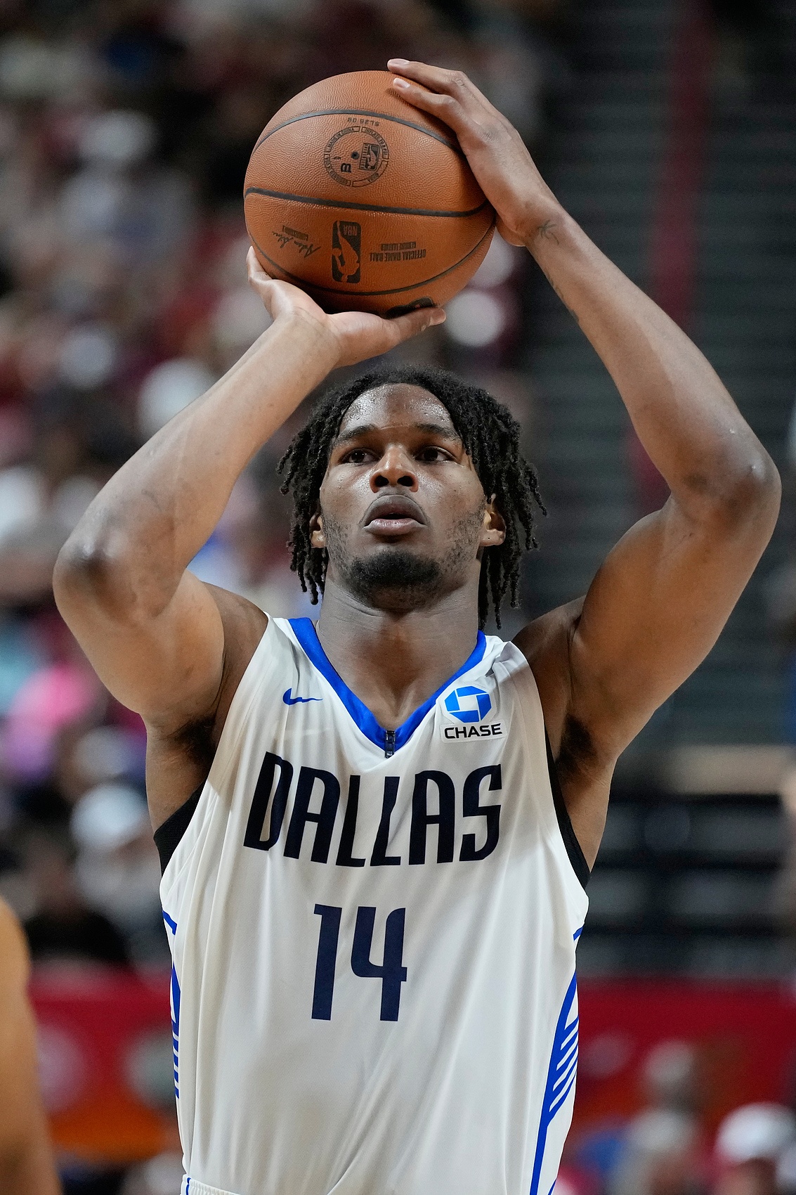 布泽尔稳夺夏联MVP 威尔逊场均23.5分显露全能身手