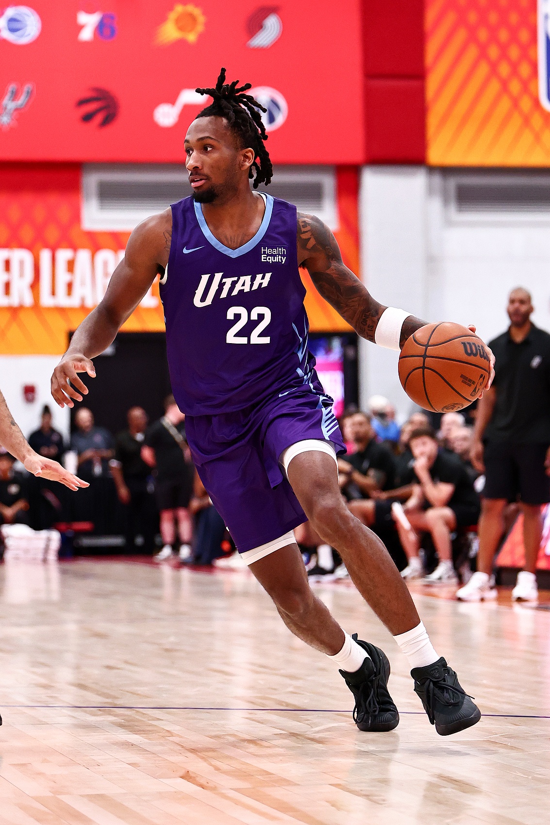 布泽尔稳夺夏联MVP 威尔逊场均23.5分显露全能身手