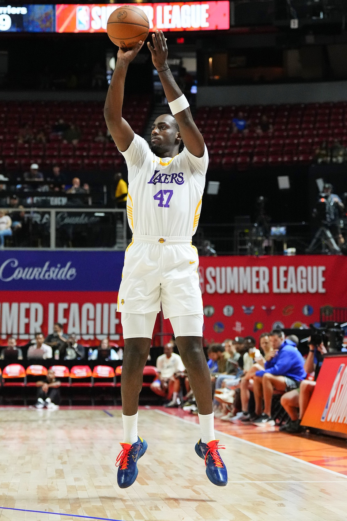 布泽尔稳夺夏联MVP 威尔逊场均23.5分显露全能身手