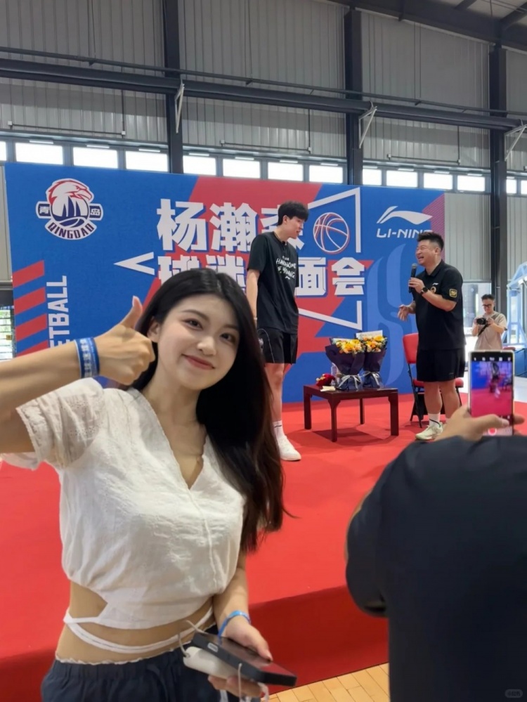 杨瀚森回国被同乡博主偶遇：性格nice，依旧很高