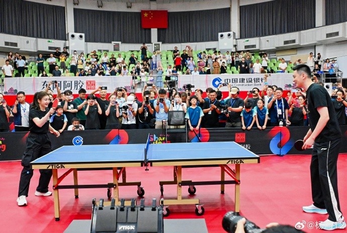 杨鸣晒与陈梦乒乓球活动合照 盼篮球领会乒乓球精神 杨鸣晒与陈梦乒乓球活动合照 盼篮球领会乒乓球精神