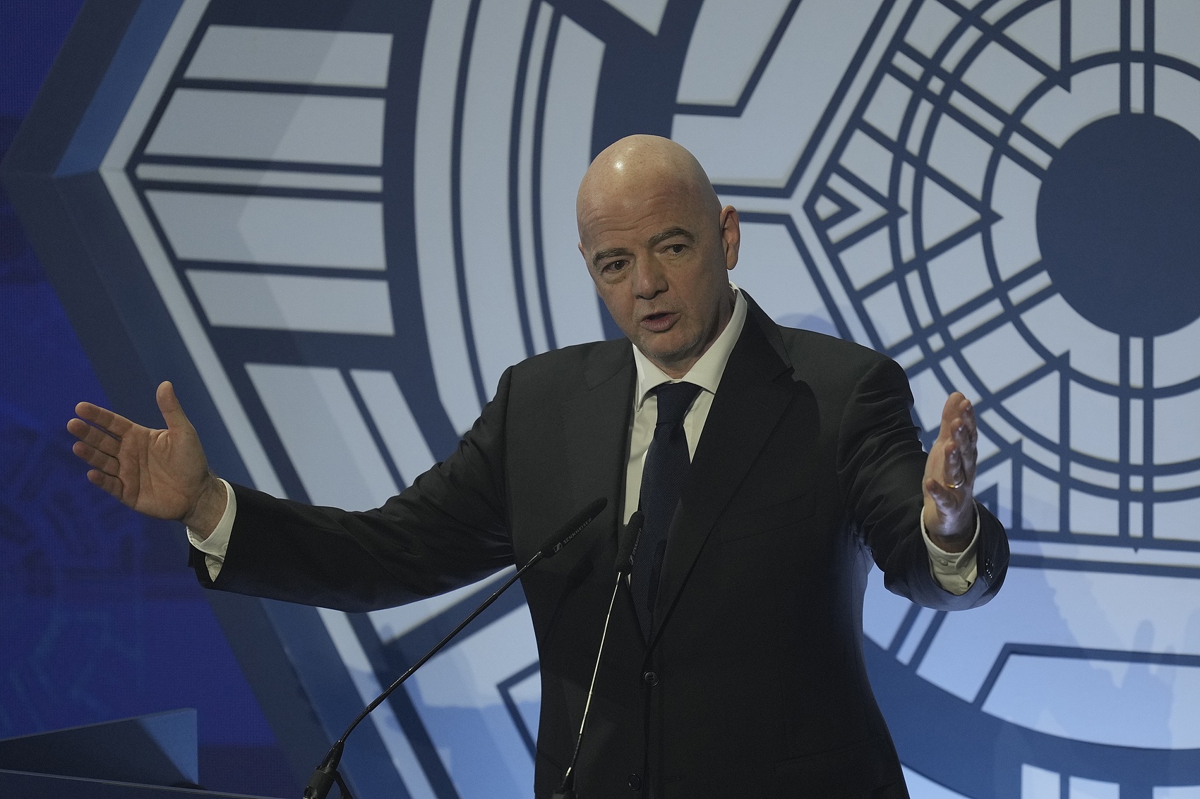 镜报专栏称因凡蒂诺必须下课 FIFA需要形象领袖