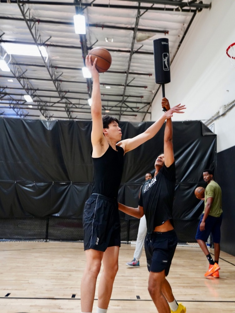 杨瀚森同小乔丹小贾伦合练 训练师强调新世代内线核心能力