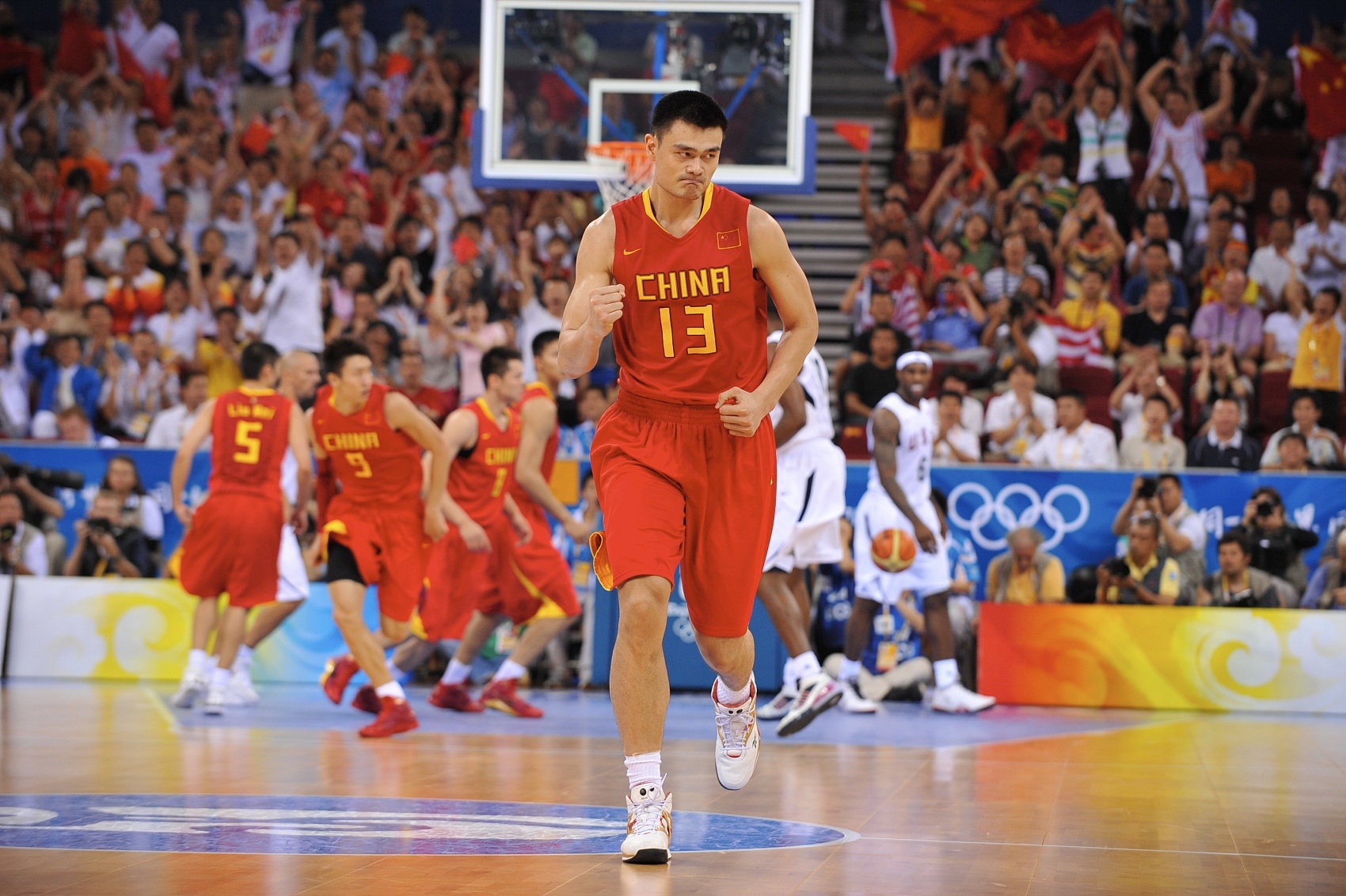 中国男篮奥运首战70-101负美国 姚明13+10孙悦帽霍华德