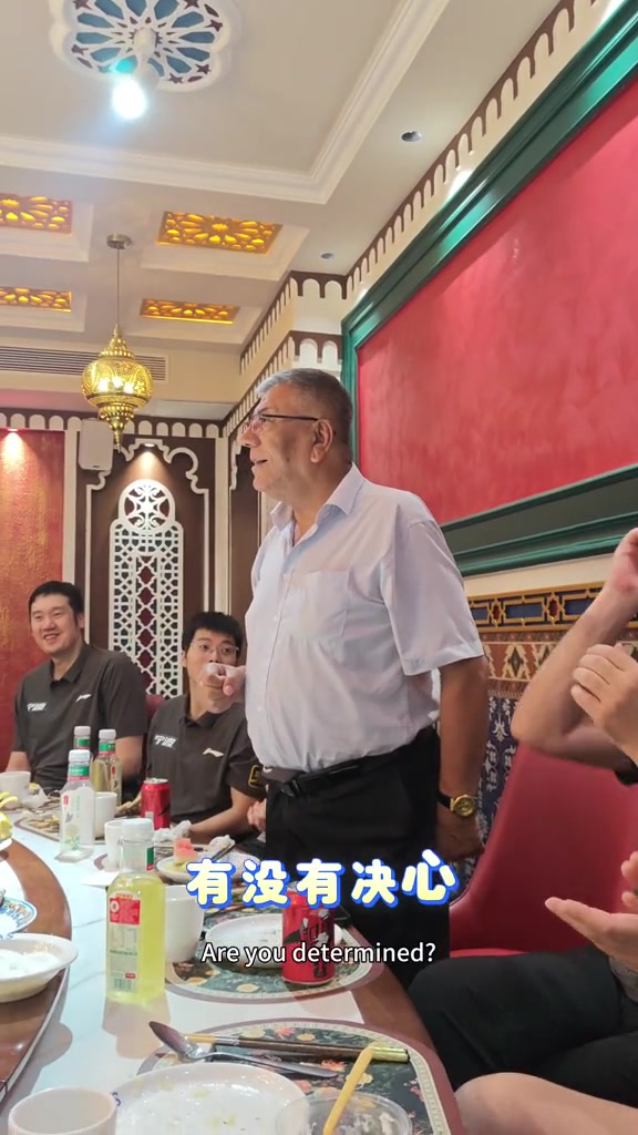 鲁吐布拉宴请宁波全队吃烤全羊,霍楠晒视频:新疆夏联赛后的家宴