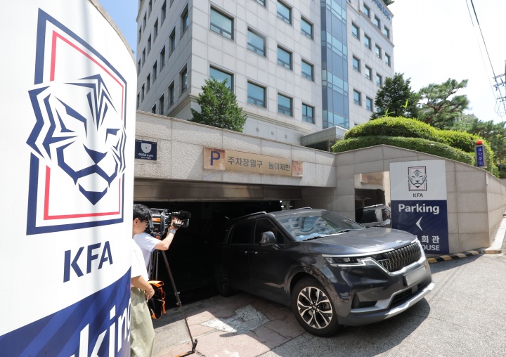 韩媒:韩国足协8次性招待 3名中国足协人士在列