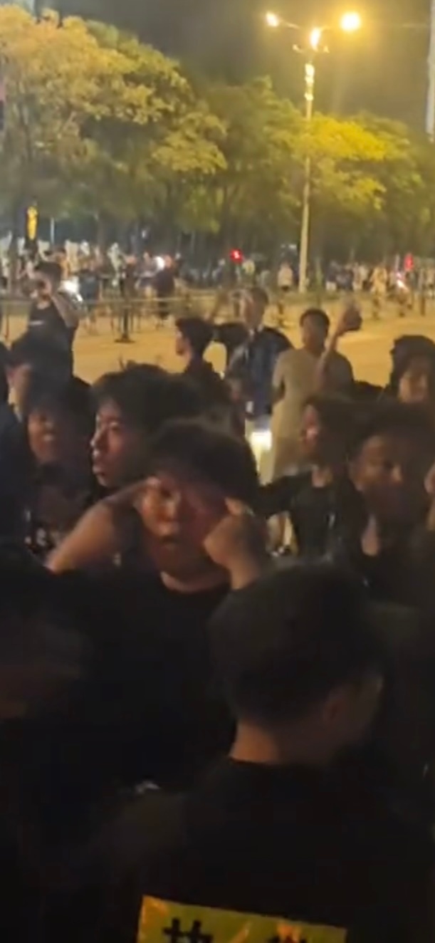 何意味？部分三镇球迷冲击天津球迷大巴，有球迷做拉眼角歧视动作