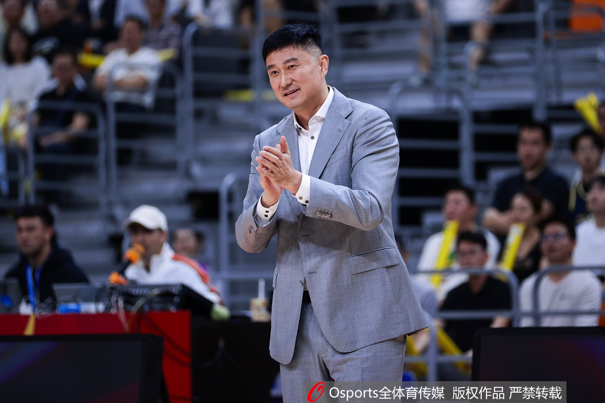 记者:杜锋成为广东篮球一把手后首要任务是打造粤BA 他确实很累 记者:杜锋成为广东篮球一把手后首要任务是打造粤BA 他确实很累