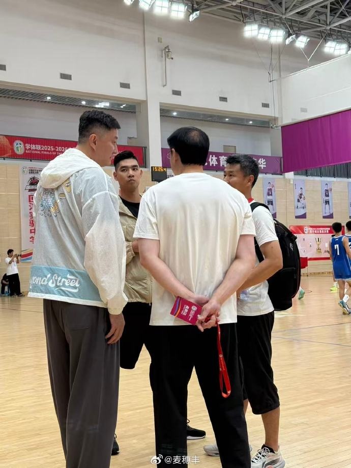媒体人：广东男篮总教练杜锋现身福州观战初中篮球联赛全国总决赛