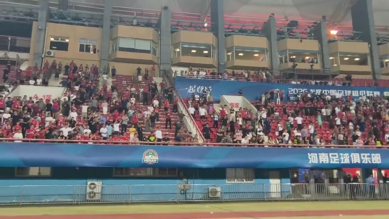 阻止蓉城提前夺冠！赛后有河南球迷朝场内蓉城球员投掷水瓶