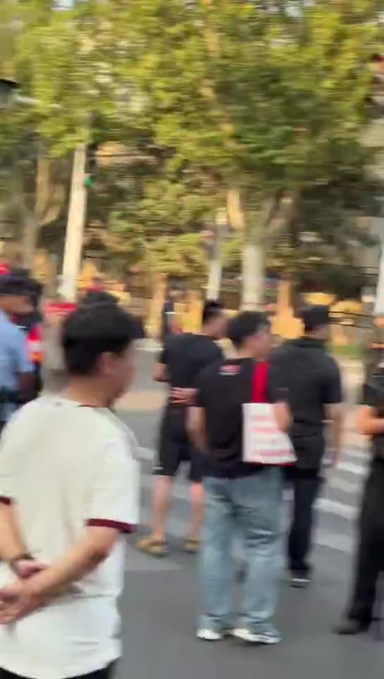 蓉城媒体人晒视频:走在规定封控路段 身后球迷集体大骂+投掷水瓶
