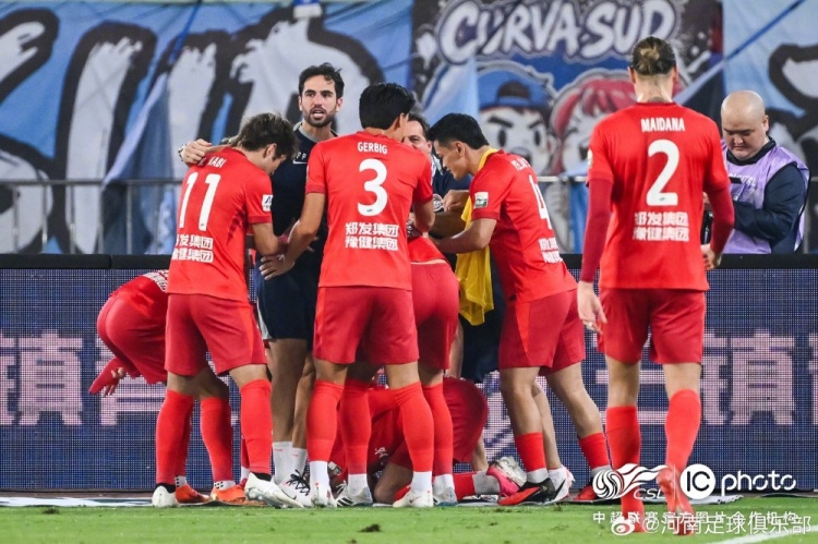 河南俱乐部彩陶坊1-1武汉三镇 古斯塔沃头球绝平 河南俱乐部彩陶坊1-1武汉三镇 古斯塔沃头球绝平