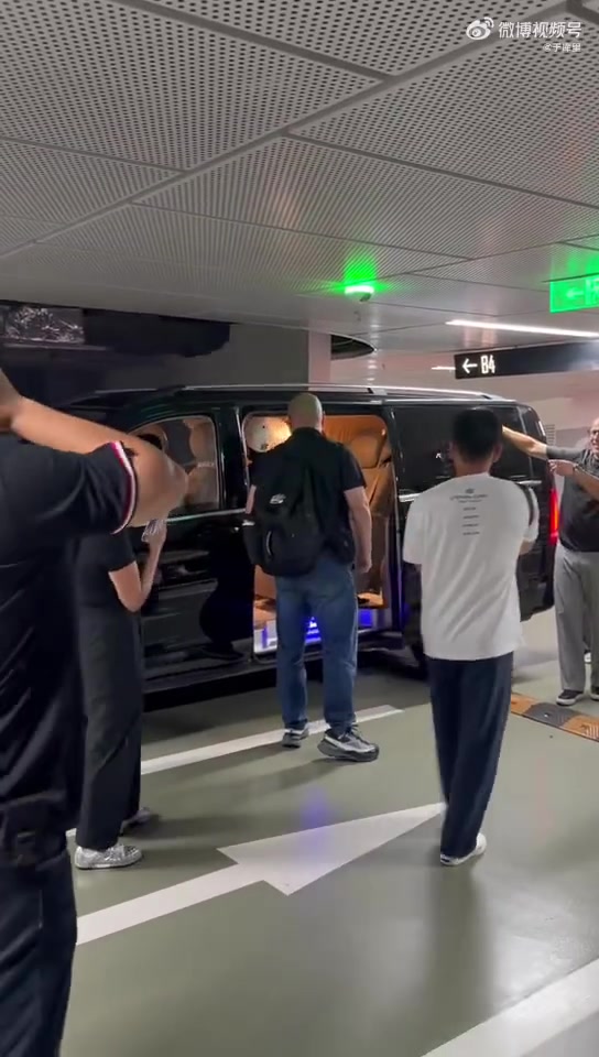 依旧宠粉!库里在酒店地下车库为有序排队的球迷挨个签名