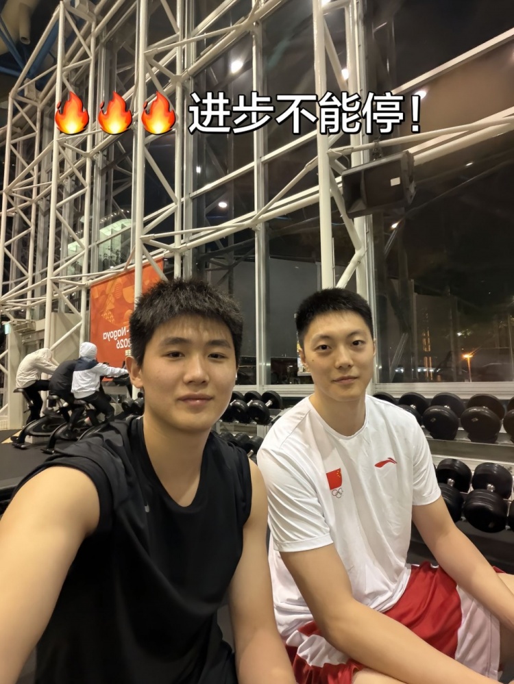 李悦洲晒出与胡明轩、崔永熙在健身房训练照:进步不能停!💪