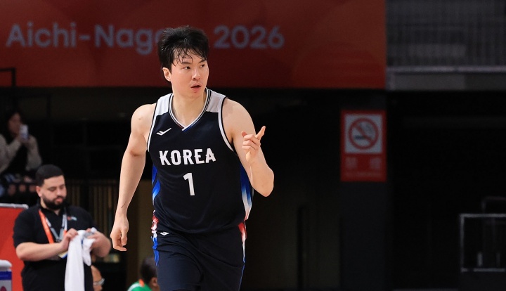 杀红了眼!李贤重5记三分球砍下27分18板 下半场狂轰22分11板